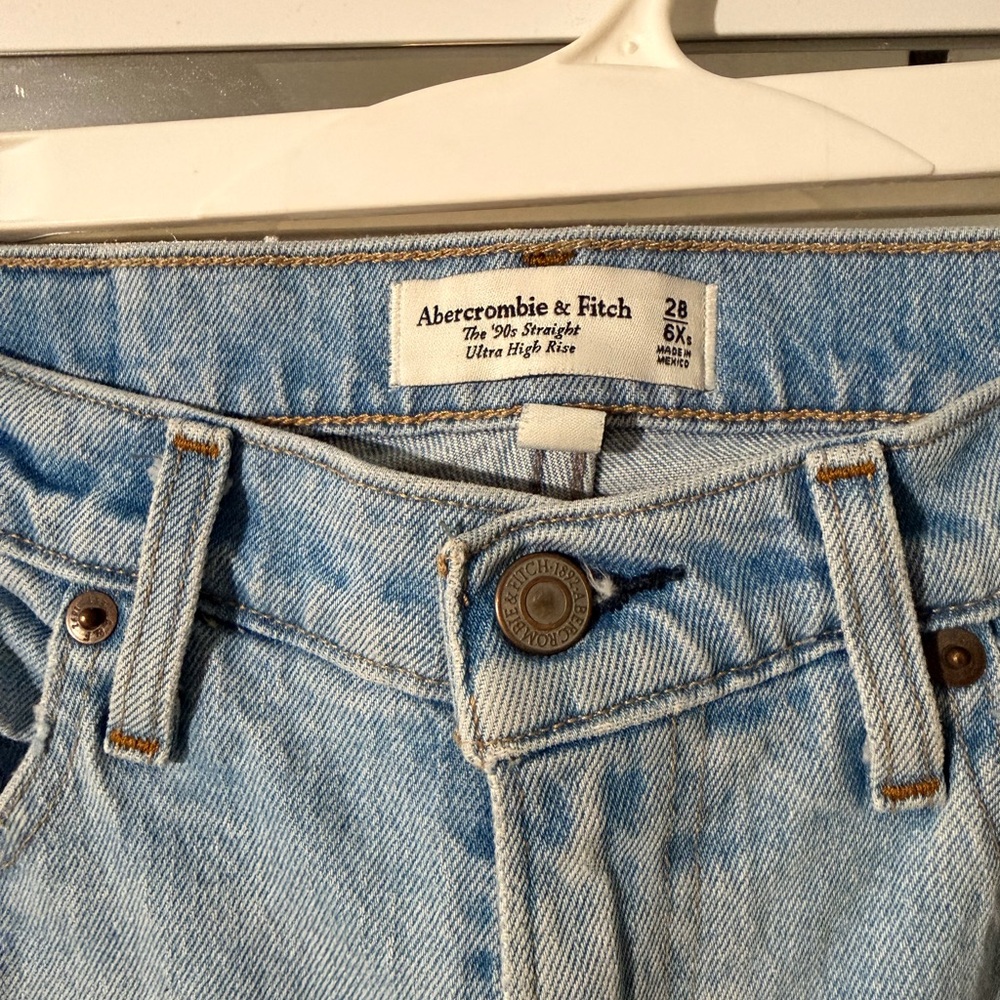A&F The 90’s Straight Ultra High Rise Jean - Picture 4 of 5